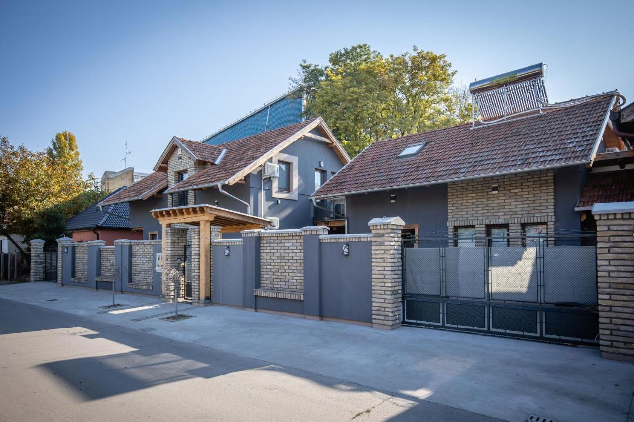 Gray Brick Apartamento Subotica Exterior foto